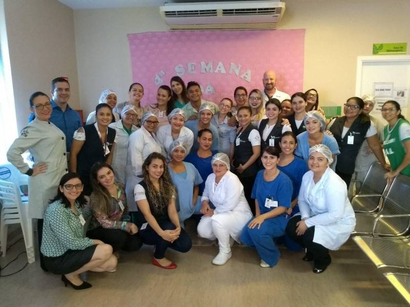 Referência em atendimento de urgência às vítimas de acidente vascular cerebral no Pará, o Hospital Regional Público do Leste (HRPL),  certificado pela Organização Nacional de Acreditação (ONA) como hospital acreditado nível 1, por atender o critério de segurança do paciente em todos os seus processos, o que inclui o aspecto da estrutura do ambiente hospitalar, pessoas capacitadas e processos institucionalizados, inspirou a programação técnica da Semana de Enfermagem realizada de 14 a 18. Com tema central “Segurança do Paciente nas Dimensões do Cuidar” o evento (foto) teve como foco a capacitação e integração do corpo de enfermagem e os pacientes, ao elaborar programação também voltada para usuários e seus acompanhantes com repasse de orientações de sobre prevenção de doenças e bem estar, por meio de palestras nas áreas de atendimento do hospital.

FOTO: ASCOM / HRPL
DATA: 18.05.2018
PARAGOMINAS - PARÁ <div class='credito_fotos'>Foto: ASCOM HRPL   |   <a href='/midias/2018/originais/2a711e2d-41aa-4508-aaa6-c70ca4393e5a.jpg' download><i class='fa-solid fa-download'></i> Download</a></div>