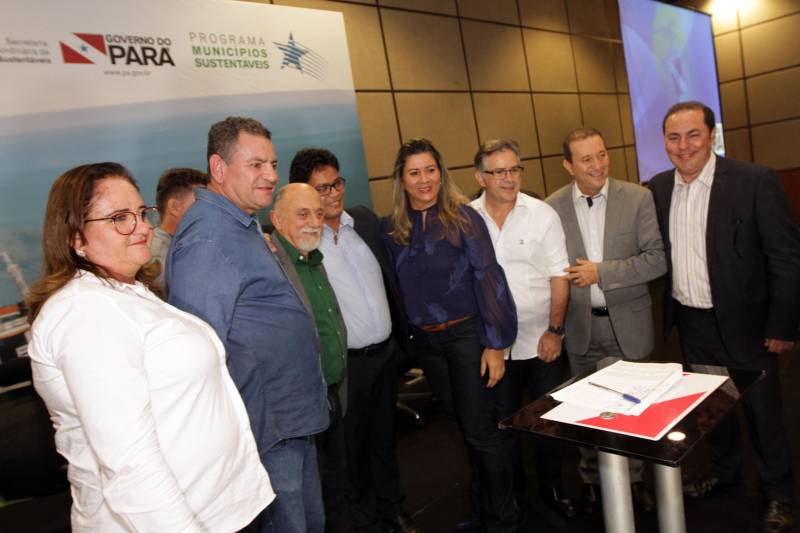 O primeiro dia do Fórum Permanente de Prefeitas e Prefeitos dos Municípios Sustentáveis contou com a participação de 85 prefeitos , 17 vices e 21 secretários municipais dos 141 municípios manifestaram interesse em adotar as diretrizes do programa. Para o governador Simão Jatene, esta grande participação simboliza a união de agentes públicos que colocaram os interesses coletivos acima dos interesses individuais para construir um estado melhor para todos. Com o tema “Gestão Compartilhada”, o evento traz as experiências e os desdobramentos das agendas governamentais que foram planejadas em parceria com as gestões municipais. Através da Secretaria Extraordinária de Municípios Sustentáveis (Semsu) Governo do Pará, por meio da Semsu, investe na capacitação dos municípios para a promoção de uma gestão fiscal eficiente. Para Izabela Jatene, este primeiro dia serviu para sinalizar o quanto os gestores estão preocupados com o equilíbrio da questão fiscal dos municípios e em desenvolver uma governança compartilhada para desenvolver seus municípios.
FOTO: CRISTINO MARTINS / AG. PARÁ
DATA: 07.02.2018
BELÉM - PARÁ <div class='credito_fotos'>Foto: Cristino Martins/Ag. Pará | <a href='/midias/2018/originais/2a813960-d808-44b6-99ad-9175fcffe1e3.jpg' download><i class='fa-solid fa-download'></i> Download</a></div>