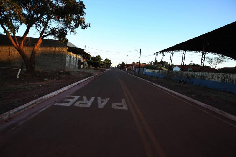 O governador Simão Jatene desembarca nesta segunda-feira (25) no município de Floresta do Araguaia (foto), para entrega de pavimentação asfáltica na rua XV de Novembro. Na sequência, fará pronunciamento na Câmara de Vereadores. A programação terá continuidade, à tarde, no Distrito de Serra Pelada, em Curionópolis, onde será inaugurada a Escola Estadual de Ensino Médio Joaquina Diamantina.
FOTO: ANTONIO SILVA / AG. PARÁ
DATA: 25.06.2018
FLORESTA DO ARAGUAIA - PARÁ <div class='credito_fotos'>Foto: Antônio Silva/Ag. Pará | <a href='/midias/2018/originais/2a82a1d4-65ea-470f-b232-b39cae8f44c3.jpg' download><i class='fa-solid fa-download'></i> Download</a></div>