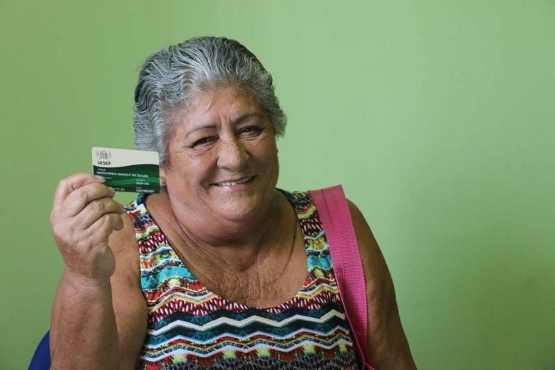A retirada da vesícula biliar (colecistectomia) é uma das cirurgias hospitalares mais realizadas pelos segurados do Instituto de Assistência dos Servidores do Estado do Pará (Iasep). Cirurgia que dura cerca de uma hora e com bons índices de recuperação, a colecistectomia foi realizada por mais de 400 segurados do Instituto entre os meses de janeiro e maio de 2018. “De acordo com nossos relatórios, nos cinco primeiro meses do ano, o Iasep autorizou 6.246 cirurgias e procedimentos especiais, de forma eletiva. A cirurgia de catarata é a mais procurada dentre os procedimentos ambulatoriais, mas a retirada de vesícula é a principal cirurgia com internação hospitalar”, explica a coordenadora de Assistência à Saúde do Iasep, Lorena Bandeira. Segundo ela, o Instituto também garantiu outras cirurgias, sem necessidade de autorização, através das unidades de urgência e emergência. Na foto, a aposentada Margarida Maria de Souza, 68 anos.
FOTO: ETTIENE ANGELIM / ASCOM IASEP
DATA: 21.06.2018
BELÉM - PARÁ <div class='credito_fotos'>Foto: ETTIENE ANGELIM / ASCOM IASEP | <a href='/midias/2018/originais/2a83ca6f-d521-41db-9796-f4c0e20787c0.jpg' download><i class='fa-solid fa-download'></i> Download</a></div>