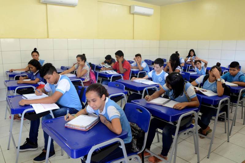 A Secretaria de Estado de Educação (Seduc) está comprando 49.126 carteiras (foto) para suprir necessidades de escolas na Região Metropolitana de Belém e municípios do interior. As aquisições estão sendo feitas de acordo com a disponibilidade de recursos, obedecendo às regras legais de compra de materiais pelo governo e às entregas pelos fornecedores. O primeiro lote, com 18.731 carteiras, foi adquirido de um fabricante do Rio de Janeiro, que venceu a licitação. Desse total, a metade já chegou a Belém e começou a ser entregue. O lote custou R$ 6 milhões – recursos oriundos do empréstimo que o Estado recebeu do Banco Interamericano de Desenvolvimento (BID). Originalmente, esse lote é para equipar as escolas cujas obras de reforma e ampliação estão sendo concluídas. Desde março, a Secretaria Adjunta de Logística da Seduc já entregou 15.450 carteiras a 40 escolas – 19 na Região Metropolitana e 21 no interior.
FOTO: ASCOM / SEDUC
DATA: 08.05.2018
BELÉM - PARÁ <div class='credito_fotos'>Foto: ASCOM SEDUC | <a href='/midias/2018/originais/2a88ee5f-bc11-43af-b2db-585c85c11fe0.jpg' download><i class='fa-solid fa-download'></i> Download</a></div>