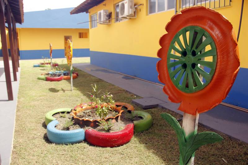 O atendimento a adolescentes em cumprimento de medida de internação provisória entra em uma nova fase no Pará. Foi entregue oficialmente nesta sexta-feira (4) o novo Centro de Internação do Adolescente Masculino (Ciam), localizado no Bairro Sideral, em Belém. O espaço foi completamente revitalizado, melhorando o atendimento aos adolescentes custodiados no espaço por até 45 dias, e de servidores, garantindo um atendimento humanizado e com novos alojamentos, de acordo com os parâmetros do Sistema Nacional de Atendimento Socioeducativo (Sinase). O ato de entrega contou com a participação de toda a equipe técnica da unidade e de representantes de diversas instituições governamentais, do sistema de garantia de direitos e entidades religiosas, que assistiram a apresentações culturais de arte-educadores e saborearam produtos da panificação, frutos de atividades realizadas com os adolescentes dentro das unidades da Fasepa. O Ciam Sideral também vai oferecer curso profissionalizante, qualificando o socioeducando para o mercado de trabalho.
FOTO: FRANKLIN SALVADOR / ASCOM FASEPA
DATA: 04.05.2018
BELÉM - PARÁ <div class='credito_fotos'>Foto: FRANKLIN SALVADOR / ASCOM FASEPA | <a href='/midias/2018/originais/2a8bec3c-321a-4ce5-9c46-fadb40e731bf.jpg' download><i class='fa-solid fa-download'></i> Download</a></div>