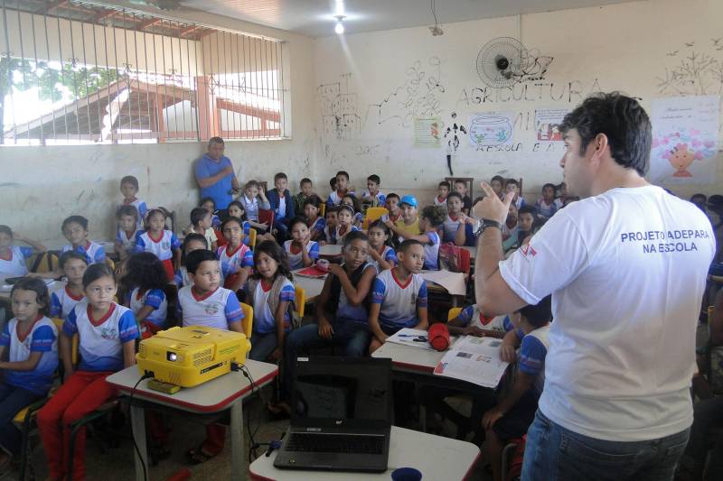 Conscientizar a população para adoção de medidas que contribuam para a prevenção e controle da raiva foi o objetivo da ação educativa realizada pela Agência de Defesa Agropecuária do Estado do Pará (Adepará) nos municípios de Melgaço, Portel e Breves, localizados no Arquipélago do Marajó. A ação, que ocorreu no período de 4 a 8 de junho, foi voltada para estudantes, produtores, agentes comunitários de saúde e a comunidade em geral. Na foto, o médico veterinário da Adepará, Clóvis Carneiro.
FOTO: ASCOM ADEPARÁ
DATA: 08.05.2018
MELGAÇO - PARÁ <div class='credito_fotos'>Foto: ASCOM ADEPARÁ | <a href='/midias/2018/originais/2a96db98-7a17-414a-842f-d175c1403a09.jpg' download><i class='fa-solid fa-download'></i> Download</a></div>