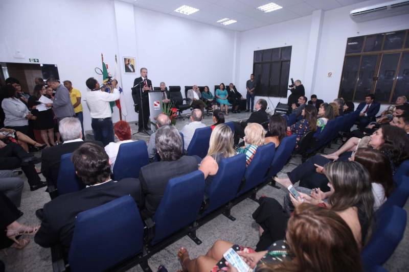O Governo do Estado fez a entrega das novas instalações do prédio-sede da Procuradoria-Geral do Estado do Pará (PGE/PA), em Batista Campos, Belém, nesta quinta-feira (5). que envolvem obras de reforma e ampliação do órgão. Durante a cerimônia, o governador Simão Jatene assinou o Projeto de Lei que altera a Lei nº 6.813, de 25 de janeiro de 2017, que dispõe sobre a estruturação do Quadro de Apoio da PGE, a fim de ser encaminhado para apreciação à Assembleia Legislativa do Estado, em regime de urgência. O projeto propõe a transformação e a criação de novos cargos do quadro de servidores da atividade-meio, os quais poderão, inclusive, prestar apoio às atividades desenvolvidas pelos procuradores junto às secretarias de Estado. Os cargos serão ocupados por meio de concurso, na medida do interesse público e da disponibilidade orçamentária do Estado. As alterações propostas no Projeto de Lei devem-se às demandas judiciais expressivas das atividades da PGE e a anseios da categoria, como a reorganização da carreira em classes e referências, com definição de critérios para progressão e enquadramento funcional. A cerimônia teve a presença do procurador-geral do Estado, Ophir Cavalcante Junior (foto), presidente da Associação dos Procuradores do Estado do Pará (Apepa), Ary Lima Cavalcanti, presidente da Associação dos Servidores da Procuradoria-Geral do Estado do Pará (ASPGE), Brunna Valescka de Carvalho Silva, procuradores e servidores da instituição.
FOTO: CRISTINO MARTINS / AG. PARÁ
DATA: 05.04.2018
BELÉM - PARÁ <div class='credito_fotos'>Foto: Cristino Martins/Ag. Pará | <a href='/midias/2018/originais/2a9b82cf-54fc-4d8f-9204-f47f7ac38723.jpg' download><i class='fa-solid fa-download'></i> Download</a></div>