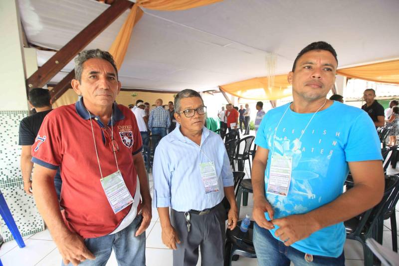 Mais de 300 produtores compareceram à arena Bira's, em Igarapé-Miri, no nordeste paraense, na manhã de quinta-feira (15), em busca de informações sobre crédito, qualificação profissional, regularização fundiária e cadeia produtiva. O público foi atendido pela "Caravana Pará 2030 - Igarapé-Miri", promovida pelo governo do Estado, que levou ao município os serviços de várias secretarias, bancos e instituições ligadas à produção e à intermediação de negócios. Na foto, o agricultor Ismael Fonseca.
FOTO: RODOLFO OLIVEIRA / AG. PARÁ
DATA: 16.03.2018
IGARAPÉ-MIRI - PARÁ <div class='credito_fotos'>Foto: Rodolfo Oliveira/Ag. Pará | <a href='/midias/2018/originais/2a9cfaae-b370-46c3-a490-2b204b4ce659.jpg' download><i class='fa-solid fa-download'></i> Download</a></div>