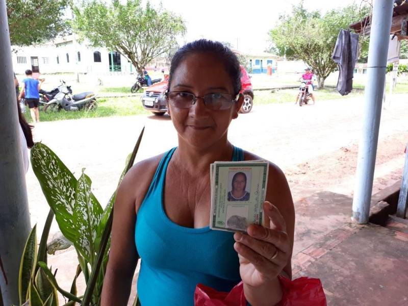 Agricultores familiares da Colônia do Cruzador, a 50 quilômetros de Marapanim, foram beneficiados, nesta sexta-feira (4), com a Caravana Pro Paz Cidadania. No segundo dia de ação na região, os trabalhadores receberam os serviços de emissão de documentos de identidade, entre outros. A ação é realizada por meio de parcerias, com a Polícia Civil, Seaster, Defensoria Pública, entre outros, mas o trabalho se fortalece com a ajuda dos moradores locais que se voluntariam a participar da ação.
FOTO: ASCOM / PRO PAZ
DATA: 04.05.2018
BELÉM - PARÁ <div class='credito_fotos'>Foto: ASCOM PRO PAZ | <a href='/midias/2018/originais/2aaa8576-5fc9-44f5-b7fc-790cd631b5bb.jpg' download><i class='fa-solid fa-download'></i> Download</a></div>