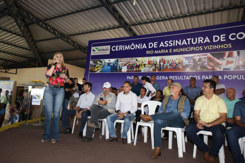 Onze municípios do sul e sudeste paraense recebem recursos do Estado para recuperar ruas e vicinais atingidas pelas enchentes e fortes chuvas que caem na região. Em agenda oficial nesta sexta-feira (6), o governador Simão Jatene assinou, pela manhã, no Parque de Exposições Valeu Boi Leilões, em Rio Maria, os convênios que garantem o repasse de cerca de R$ 4 milhões. As obras de caráter emergencial serão executadas pelas prefeituras em parceria com a Secretaria de Estado de Transportes (Setran). O objetivo é recuperar a trafegabilidade nessas localidades e assegurar o direito de ir e vir da população. Na manhã desta sexta, foram assinados nove convênios, com os municípios de Redenção, Pau D’Arco, São Félix do Xingu, Santa Maria das Barreiras, Tucumã, Água Azul do Norte, Xinguara, Bannach e Rio Maria. Além da Setran, participam da ação o Centro Regional de Governo do Sudeste do Pará e a Defesa Civil. “O valor do investimento em cada município vai depender da necessidade verificada pelas equipes do Estado e das prefeituras. O recurso não será usado para reconstruir vias, mas para restabelecer a trafegabilidade”, disse o secretário de Transportes, Kléber Menezes.
FOTO: ANTÔNIO SILVA / AG. PARÁ
DATA: 06.04.2018
RIO MARIA - PARÁ <div class='credito_fotos'>Foto: Antônio Silva/Ag. Pará | <a href='/midias/2018/originais/2abda4ca-594d-4e2f-a402-e2b56e850dbf.jpg' download><i class='fa-solid fa-download'></i> Download</a></div>