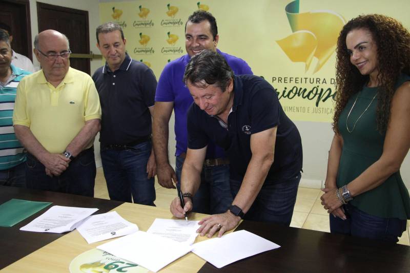 O aniversário do município de Curionópolis, nesta quinta-feira, 10 de maio, foi comemorado com shows, inaugurações e assinatura de convênio com o Governo do Pará para a implantação da iluminação do trecho urbano da PA-257. Participaram da cerimônia de assinatura do convênio o senador Flexa Ribeiro; o presidente da Assembleia Legislativa do Estado do Pará (Alepa), Márcio Miranda; o secretário Regional de Governo do Sudeste do Pará, Jorge Bittencourt; e o deputado estadual Eliel Faustino (foto). Todos foram homenageados com uma placa comemorativa pelos 30 anos da cidade.
FOTO: ANTONIO MACEDO / DIVULGAÇÃO
DATA: 10.05.2018
CURIONÓPOLIS - PARÁ <div class='credito_fotos'>Foto: ANTONIO MACEDO / DIVULGAÇÃO | <a href='/midias/2018/originais/2ac1b696-cc46-4093-9010-e77b0b1e1ba5.jpg' download><i class='fa-solid fa-download'></i> Download</a></div>