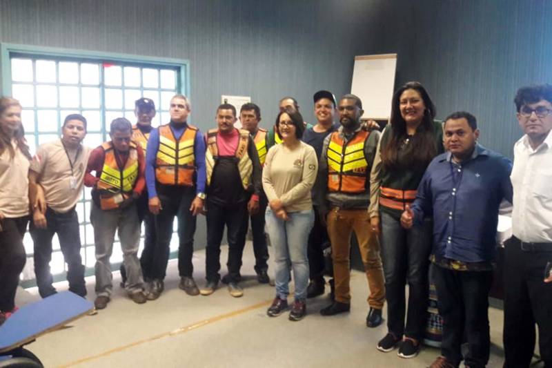 Mais de 75 condutores dos chamados “táxi lotação” e 32 mototaxistas que rodam em Marabá, sudeste do Pará, participaram das atividades desempenhadas pela Coordenadoria de Educação do Departamento de Trânsito do Estado do Pará (Detran), finalizadas no último final de semana. O trabalho abrangeu, também, escolas públicas e um shopping da cidade durante programação denominada de “Natal Encantando”.

FOTO: ASCOM DETRAN
DATA: 17.12.2018
MARABÁ - PARÁ <div class='credito_fotos'>Foto: ASCOM DETRAN   |   <a href='/midias/2018/originais/2acbb5a9-1b06-4045-8f65-981fd08dcc11.jpg' download><i class='fa-solid fa-download'></i> Download</a></div>