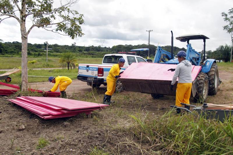 A Superintendência do Sistema Penitenciário (Susipe) iniciou nesta quinta-feira (3), a obra do muro de segurança da Colônia Penal Agrícola de Santa Izabel (CPASI). O muro terá uma extensão total de um mil e duzentos metros linear com altura de cinco metros. O objetivo é aumentar a segurança e o controle de entrada e saída dos presos custodiados no regime semiaberto, na unidade prisional.
FOTO: AKIRA ONUMA / ASCOM SUSIPE
DATA: 03.05.2018
SANTA IZABEL - PARÁ <div class='credito_fotos'>Foto: Akira Onuma / Ascom Susipe | <a href='/midias/2018/originais/2acbbd0b-be13-4db8-9562-b6ca994f424e.jpg' download><i class='fa-solid fa-download'></i> Download</a></div>