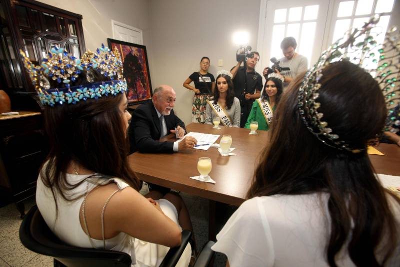 Há seis anos, o combate à hanseníase é a causa escolhida pela organização do Concurso Miss Mundo para ser trabalhada pelas eleitas no certame de beleza. A atual dona da coroa, a indiana Manushi Chhillar, e a atual Miss Brasil Mundo, Gabrielle Vilela, foram recebidas na manhã desta sexta-feira (20), em agenda institucional, pelo governador Simão Jatene e o secretário de Estado de Saúde Pública, Vitor Mateus. A comitiva está em Belém para a promoção de ações sociais de combate à doença. O encontro ocorreu no Palácio do Governo, na capital paraense. A programação do “Beleza com Propósito” no Brasil integra encontros com governantes e autoridades de outros Estados da Federação. Durante a semana, a comitiva foi recebida em São Paulo, no Palácio dos Bandeirantes, onde deu início à campanha do agasalho. Também foi a Brasília apoiar a Associação de Pais e Amigos dos Excepcionais do Distrito Federal (Apae-DF), sendo recebida pelo governador do Distrito Federal, Rodrigo Rollemberg.
FOTO: SIDNEY OLIVEIRA / AG. PARÁ
DATA: 20.04.2018
BELÉM - PARÁ <div class='credito_fotos'>Foto: Sidney Oliveira/Ag. Pará | <a href='/midias/2018/originais/2ad0ac6e-55ba-4650-be5d-b0a5b55210d6.jpg' download><i class='fa-solid fa-download'></i> Download</a></div>