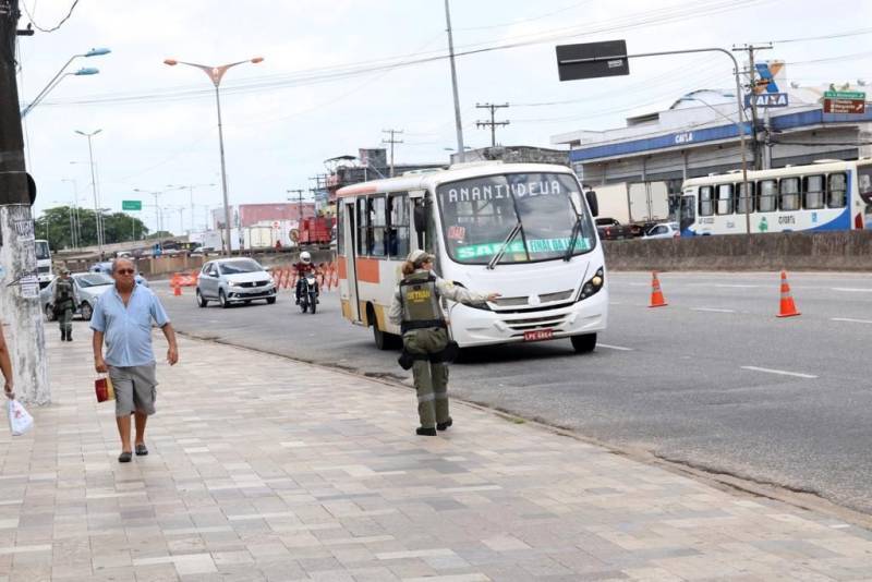 A partir desta quinta-feira (01), cerca de 15 agentes de fiscalização do Departamento de Trânsito do Estado estarão responsáveis pelo controle do fluxo de toda a extensão do quilômetro 0 ao 18 da BR 316. A concessão da via feita pelo Governo Federal ao Estado abrange três municípios: Belém, Ananindeua e Marituba.
FOTO: ASCOM DETRAN
DATA: 01.11.2018
ANANINDEUA - PARÁ <div class='credito_fotos'>Foto: ASCOM DETRAN | <a href='/midias/2018/originais/2ae19d99-f281-4f33-bfda-5e1adee79551.jpg' download><i class='fa-solid fa-download'></i> Download</a></div>