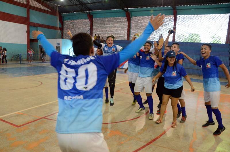 Com medalhas de ouro em handebol, futsal e basquetebol, e prata em voleibol, o município de Mãe do Rio, no nordeste paraense, encerrou sua participação na 2ª etapa Regional dos Jogos Estudantis Paraenses (JEPs) no sábado (12). A participação de Mãe do Rio na competição, que completa 60 anos em 2018, iniciou antes de sua elevação à condição de município, há 30 anos.
FOTO: ELISEU DIAS / ASCOM SEDUC
DATA: 12.05.2018
MÃE DO RIO - PARÁ <div class='credito_fotos'>Foto: Eliseu Dias / Ascom Seduc | <a href='/midias/2018/originais/2ae2eee2-cd0e-4fb5-8b8a-d8dd8e2f9882.jpg' download><i class='fa-solid fa-download'></i> Download</a></div>