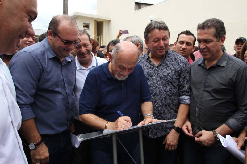 Sempre que algum caso ligado à segurança envolvendo crianças ou adolescentes acontecia em Ananindeua, Marituba ou municípios vizinhos, os agentes eram obrigados a se deslocar ate Belém. Os municípios da Região Metropolitana não dispunham de uma unidade da Data, Divisão de Atendimento ao Adolescente. E nesta quarta-feira, 30, esse problema acabou. O Governo do Pará inaugurou as novas instalações da 2ª Data do Pará, na Rodovia Mario Covas, em Ananindeua. Vinculada à Diretoria de Atendimento a Grupos Vulneráveis, a unidade terá circunscrição em Ananindeua, Marituba, Benevides e Santa Bárbara do Pará. Na foto, a inauguração foi feita pelo governador Simão Jatene.

FOTO: CRISTINO MARTINS / AG. PARÁ
DATA: 30.05.2018
 <div class='credito_fotos'>Foto: Cristino Martins/Ag. Pará   |   <a href='/midias/2018/originais/2ae98eac-34d5-4f1f-90cf-59b4210530f2.jpg' download><i class='fa-solid fa-download'></i> Download</a></div>