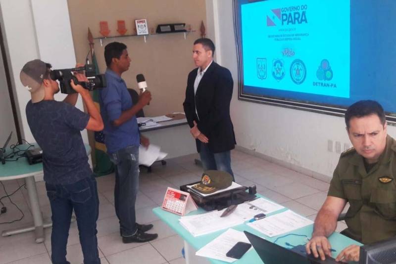 Os veranistas da região sul do estado do Pará já têm garantidas as ações da Operação Verão 2018. Para isso, os gestores do Sistema de Segurança Pública apresentaram na última sexta-feira, 29, em coletiva à imprensa (foto), todo o esquema de cobertura de policiamento e prevenção de ocorrências para os balneários localizados naquela região, dentre os quais Conceição do Araguaia, Pau D’Arco, Santana do Araguaia, São Felix do Xingu e Santa Maria das Barreira. Os detalhes de todo o plano de segurança foram detalhados na sede do Comando de Policiamento Regional 5, localizado em Redenção. À frente da coletiva de imprensa estava o comandante do CPR 5, coronel PM Ericke Fleming, além do superintendente da Polícia Civil do Araguaia Paraense, delegado Luciano Cunha e o comandante do 10º Grupamento de Bombeiro Militar (GBM), major Marcos Galúcio.
FOTO: ASCOM / POLÍCIA MILITAR
DATA: 01.07.2018
REDENÇÃO - PARÁ <div class='credito_fotos'>Foto: Ascom Polícia Militar | <a href='/midias/2018/originais/2ae9c4c6-0e06-4bae-b9fa-ecd3587052d1.jpg' download><i class='fa-solid fa-download'></i> Download</a></div>