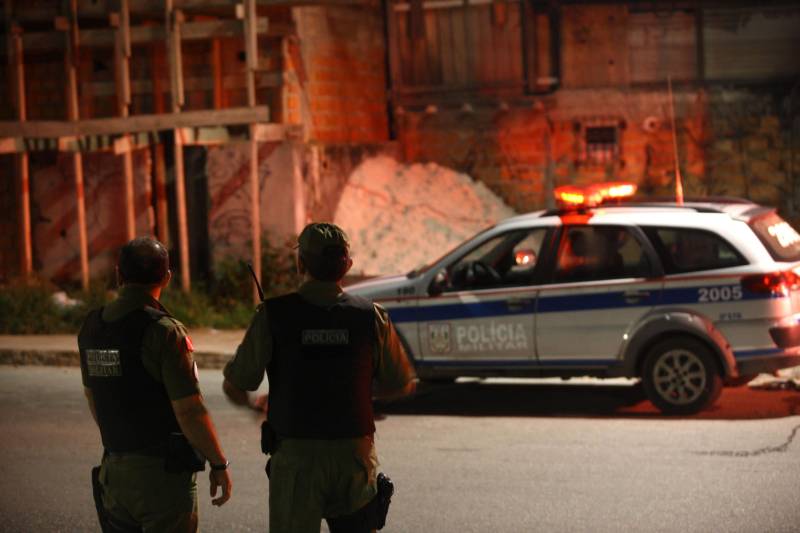 O comando do Sistema de Segurança Pública do Pará montou uma sala de situação no Centro Integrado de Operações (Ciop), nesta segunda-feira (9) após a morte de dois policiais militares, um na noite de domingo (8) e outro na manhã de segunda-feira. Por ordem do governador Simão Jatene, a Divisão de Homicídios recebeu um reforço de policiais para a investigação dos crimes e uma divisão especial foi criada, este ano, para investigar os assassinatos de policias no estado.
FOTO: MARCELO LÉLIS / AG. PARÁ
DATA: 09.04.2018
BELÉM - PARÁ <div class='credito_fotos'>Foto: Marcelo Lelis / Ag. Pará | <a href='/midias/2018/originais/2aecd4d5-50ba-4ccf-b120-e8dbc1917c40.jpg' download><i class='fa-solid fa-download'></i> Download</a></div>