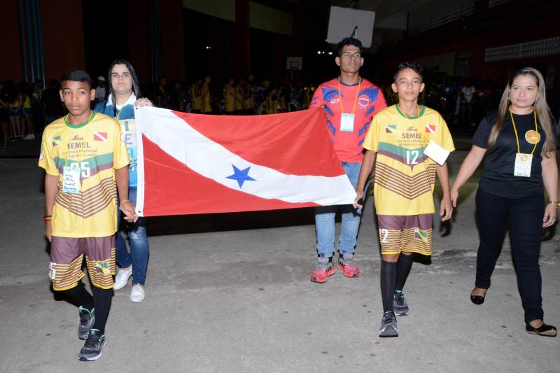A abertura da Etapa Estadual dos Jogos Estudantis Paraenses (Jeps) 2018 teve um sabor especial para os 883 atletas, técnicos e dirigentes do esporte escolar que participaram da cerimônia na noite desta terça-feira, 19, no Estádio Jornalista Edgar Proença, o Mangueirão.
FOTO: FERNANDO NOBRE / ASCOM SEDUC
DATA: 19.06.2018
BELÉM - PARÁ <div class='credito_fotos'>Foto: FERNANDO NOBRE/ASCOM SEDUC | <a href='/midias/2018/originais/2af2bcf3-cc4f-47e6-88fb-17e7c0082eb3.jpg' download><i class='fa-solid fa-download'></i> Download</a></div>