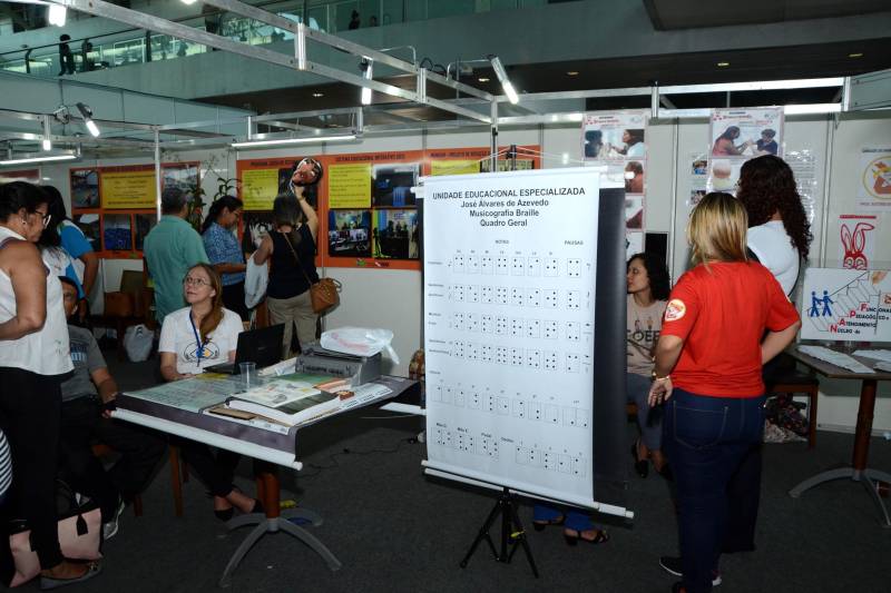 O acesso à leitura da partitura musical por meio das pontas dos dedos para a Pessoa com Deficiência Visual (PcD). É a Musicografia Braille, que esteve em exposição no estande da Secretaria de Estado de Educação (Seduc), nesta segunda-feira, 4, na 22ª Feira do Livro, no Hangar, em Belém. Os técnicos, da Unidade Especializada Álvares de Azevedo da Coordenadoria de Educação Especial (Coees) da Seduc, levaram todas as orientações para o público interessado em conhecer  essa especificidade do Código Braille criado para a escrita e leitura de partituras musicais.

FOTO: FERNANDO NOBRE / ASCOM SEDUC
DATA: 04.06.2018
BELÉM - PARÁ <div class='credito_fotos'>Foto: FERNANDO NOBRE/ASCOM SEDUC   |   <a href='/midias/2018/originais/2b00117e-5a0b-414d-9dad-809da97b1bf4.jpg' download><i class='fa-solid fa-download'></i> Download</a></div>