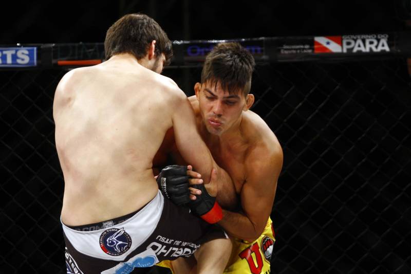 O mundo do MMA conheceu neste sábado os novos guerreiros paraenses. Dos 34 lutadores que entraram no octógono do Jungle Fight 93, 31 representaram o estado. Destaque para Ivanildo Monstrinho e Francisco Figueiredo, que conquistaram os cinturões interinos das categorias 57kg e 61kg, respectivamente, diante do público que lotou o Centro de Convenções da Amazônia – Hangar, com apoio da Secretaria de Estado de Esporte e Lazer.
FOTO: THIAGO GOMES / AG. PARÁ
DATA: 28.04.2018
BELÉM - PARÁ <div class='credito_fotos'>Foto: Thiago Gomes /Ag. Pará | <a href='/midias/2018/originais/2b094231-c13b-40fb-b867-60e0352afc6b.jpg' download><i class='fa-solid fa-download'></i> Download</a></div>