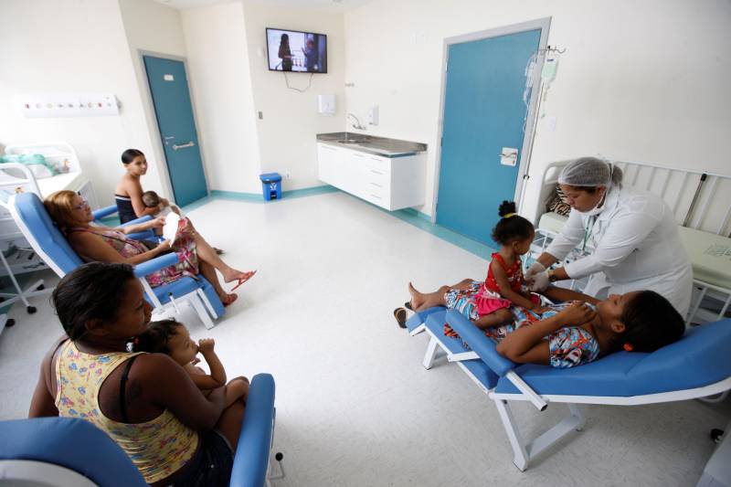 A Santa Casa do Pará (foto) Hospital de Referência Materno- Infantil do Estado, é referência nas áreas de  Tocoginecologia, Pediatria, Neonatologia, Clínica Médica, Clínica Cirúrgica, Nefropediatria, Ambulatórios (Mulher, Pediatria, Cirurgia e especialidade) e desenvolve relevantes ações de Ensino, Pesquisa e Extensão, com Pós-graduação Lato Sensu (12 programas de residência médica e 1 de Residência multiprofissional) e Pós-graduação Scricto Sensu (mestrado). Nos últimos 7 anos e 10 meses, a Santa Casa atendeu 343.781 pacientes da Capital e do Interior do Estado na Unidade de Urgência e Emergência Obstétrica. O Hospital também realizou 162.191 internações, nesse período. O número de partos realizados pela Maternidade da Santa Casa foi de 69.512 e o hospital realizou ainda 30.289. Mas essas, não são as únicas boas notícias que temos para a população paraense. Mais uma conquista está sendo comemorada por gestores e servidores da instituição: a realização de teste das imagens radiológicas digitais pelo Radiology Information System (RIS) - Sistema de Informação de Radiologia e PACS disponibilizadas para todos os pacientes da nossa Santa Casa.

FOTO: RODOLFO OLIVEIRA / ARQUIVO AG. PARÁ
DATA:16.10.2013
BELÉM - PARÁ <div class='credito_fotos'>Foto: Rodolfo Oliveira/Ag. Pará   |   <a href='/midias/2018/originais/2b1b3bc6-fd2f-4d0f-abfe-339f2c8e71e6.jpg' download><i class='fa-solid fa-download'></i> Download</a></div>