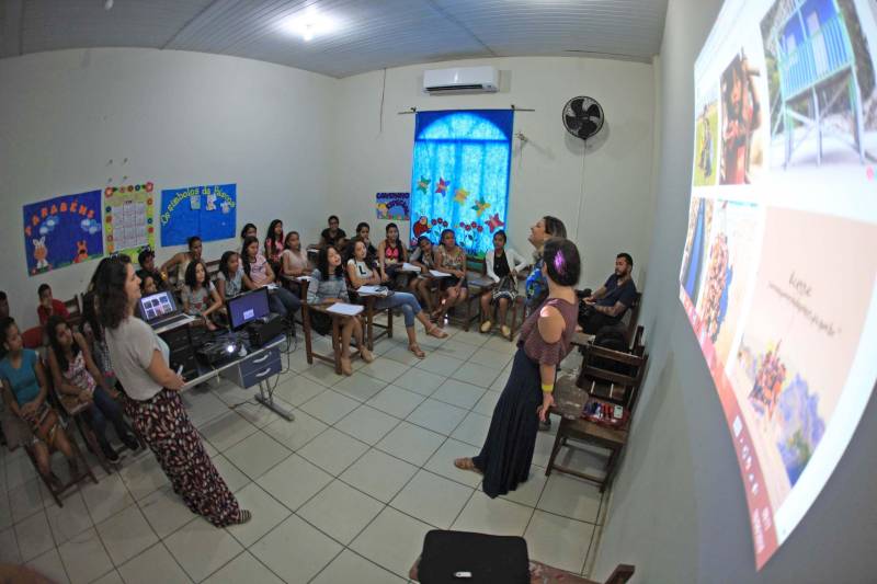 A abertura do olhar para novos caminhos e possibilidades. Assim são as oficinas do Biizu, projeto da Secretaria de Estado de Comunicação (Secom), que pelo segundo ano consecutivo ocorrem durante a Semana dos Povos Indígenas em São Félix do Xingu, no sudeste do Pará. Na sala de aula, na Escola Missão, centro da cidade, os olhares curiosos e atentos mostram o interesse dos participantes sobre as ferramentas usadas para contar uma história. Quanto o texto, a fotografia e o audiovisual se encontram, o resultado é um canal do qual comunidades carentes que, em geral, só querem ser ouvidas, podem se apropriar.
FOTO: RODOLFO OLIVEIRA / AG. PARÁ
DATA: 18.04.2018
SÃO FÉLIX DO XINGU - PARÁ <div class='credito_fotos'>Foto: Rodolfo Oliveira/Ag. Pará | <a href='/midias/2018/originais/2b1c4adb-7d9a-461e-84b0-0040f95872e1.jpg' download><i class='fa-solid fa-download'></i> Download</a></div>