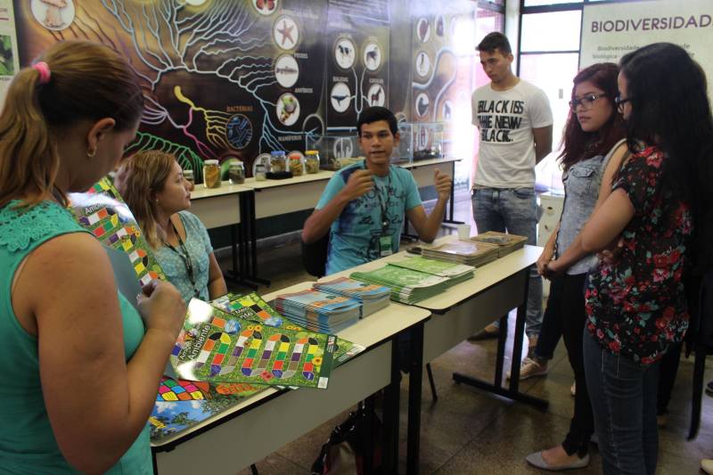 Os cuidados com a proteção do meio ambiente e discussões sobre gestão sustentável dos recursos naturais estiveram na pauta da abertura da Semana do Meio Ambiente, promovida pela Secretaria de Meio Ambiente e Sustentabilidade (Semas) e pelo Instituto de Desenvolvimento Florestal e Biodiversidade (IdeflorBio), nesta terça-feira (5), Dia Mundial do Meio Ambiente, no Planetário, no Centro de Ciências e Planetário da Universidade do Estado do Pará (Uepa). A mesa que deu início às comemorações ambientais esteve formada por dirigentes de órgãos gestores ambientais e instituição de ensino universitário. A programação continua na quarta-feira (6), no auditório da sede da Semas, com o lançamento do Guia Orientativo: A Educação Ambiental na Gestão Municipal de Meio Ambiente. O encerramento da Semana do Meio Ambiente será com a caminhada Descoberta de Novos Caminhos, no sábado (9), no Parque do Utinga, com início marcado para as 6h. Mais de mil pessoas se inscreveram para participar desta programação.

FOTO: ASCOM / SEMAS
DATA: 05.06.2018
BELÉM - PARÁ <div class='credito_fotos'>Foto: ASCOM SEMAS   |   <a href='/midias/2018/originais/2b21bd6c-903d-4c82-8040-9d1adc62eecc.jpg' download><i class='fa-solid fa-download'></i> Download</a></div>