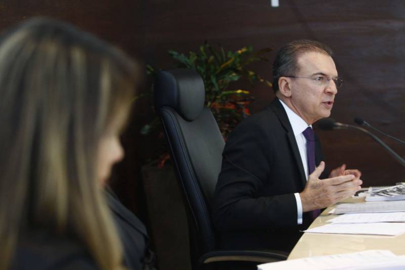 Reunido em sessão extraordinária nesta quarta-feira (24) o Tribunal de Contas do Estado (TCE) aprovou, por unanimidade, parecer prévio sobre o Balanço Geral do Estado (BGE) 2017, do Governo do Pará. O Balanço demonstra os resultados alcançados no exercício de 2017 e retrata a execução orçamentária, financeira e patrimonial do Estado, englobando 87 órgãos e entidades da Administração Direta, Autarquias, Fundações, Fundos e Empresas Estatais que compõem os Orçamentos Fiscal, Seguridade Social e de Investimentos. Na foto, o procurador Ophir Cavalcante.
FOTO: SIDNEY OLIVEIRA / AG. PARÁ
DATA: 24.05.2018
BELÉM - PARÁ <div class='credito_fotos'>Foto: Sidney Oliveira/Ag. Pará | <a href='/midias/2018/originais/2b2bd10c-e1d2-4bf7-91b8-d1445a84a1d5.jpg' download><i class='fa-solid fa-download'></i> Download</a></div>