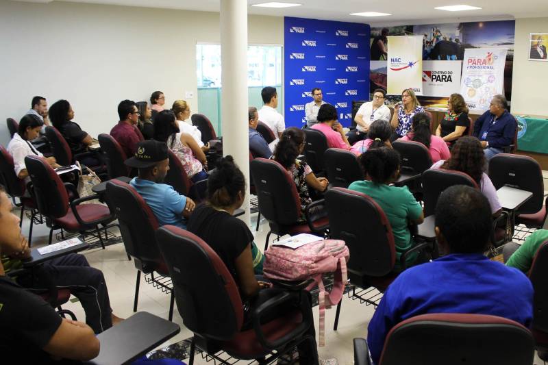 Alunos do curso de “Técnicas de gestão de resíduos sólidos” e de “Boas práticas higiênico sanitárias dos alimentos” foram certificados pelo Programa Pará Profissional. Ao todo, 32 concluintes estiveram presentes na cerimônia, que ocorreu no auditório da Casa Civil, na quinta-feira (28). O Programa Pará Profissional é um dos instrumentos utilizados no combate à desigualdade inter-regional no Estado, por meio da qualificação profissional da mão de obra local. Coordenado pela Secretaria de Estado de Ciência, Tecnologia e Educação Profissional e Tecnológica (Sectet), o programa é amparado pela Lei 8.427, de 16 de novembro de 2016. As ofertas de cursos são feitas de acordo com as demandas vindas dos setores produtivos de cada região do estado, mediante oficinas, reuniões e solicitações diretas das prefeituras.
FOTO: ERIKA TORRES / ASCOM NAC
DATA: 01.03.2018
BELÉM - PARÁ <div class='credito_fotos'>Foto: ERIKA TORRES / ASCOM NAC | <a href='/midias/2018/originais/2b2fa631-d992-47e2-9176-c5e0c5c5ac97.jpg' download><i class='fa-solid fa-download'></i> Download</a></div>