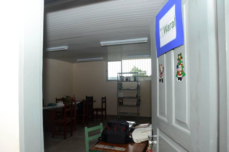 A Secretaria de Estado de Educação (Seduc), em parceria com a Secretaria Municipal de Educação de Belém (Semec), inaugurou nesta quarta-feira (19) um espaço dentro da Escola Estadual de Ensino Fundamental e Médio Marechal Cordeiro de Farias, na capital paraense, para escolarização de refugiados indígenas da etnia Warao, da Venezuela. Desde o início de 2018, as autoridades estaduais e municipais vêm desenvolvendo projetos para viabilizar o atendimento aos indígenas refugiados, incluindo ações na área de educação. Daí a criação de um espaço para atender todas as famílias Warao. A Semec será responsável pela educação infantil, que atenderá cerca de 80 crianças. A Seduc vai atender a Educação de Jovens e Adultos (EJA). Hoje, já estão matriculados 150 indígenas.

FOTO: FERNANDO NOBRE / ASCOM SEDUC
DATA: 19.12.2018
BELÉM - PARÁ <div class='credito_fotos'>Foto: FERNANDO NOBRE/ASCOM SEDUC   |   <a href='/midias/2018/originais/2b33e491-d829-45c1-a8e5-9370d146b213.jpg' download><i class='fa-solid fa-download'></i> Download</a></div>