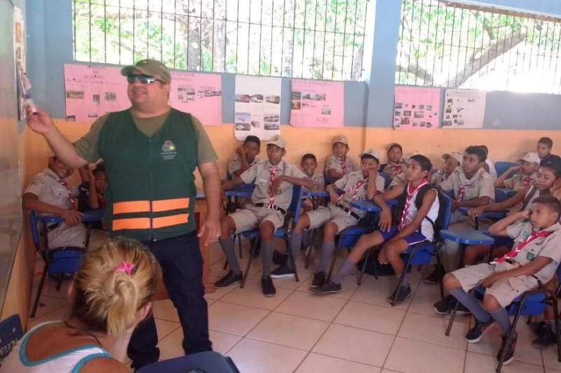 O município de Salvaterra, no Marajó, recebeu durante toda a semana passada até a última segunda-feira (26) as ações educativas do Departamento de Trânsito do Estado do Pará (Detran). 

FOTO: ROSE BARBOSA / ASCOM DETRAN
DATA: 26.11.2018
SALVATERRA - PARÁ <div class='credito_fotos'>Foto: ROSE BARBOSA / ASCOM DETRAN   |   <a href='/midias/2018/originais/2b33fa7d-6e72-4485-bbac-f4c6a15278b4.jpg' download><i class='fa-solid fa-download'></i> Download</a></div>