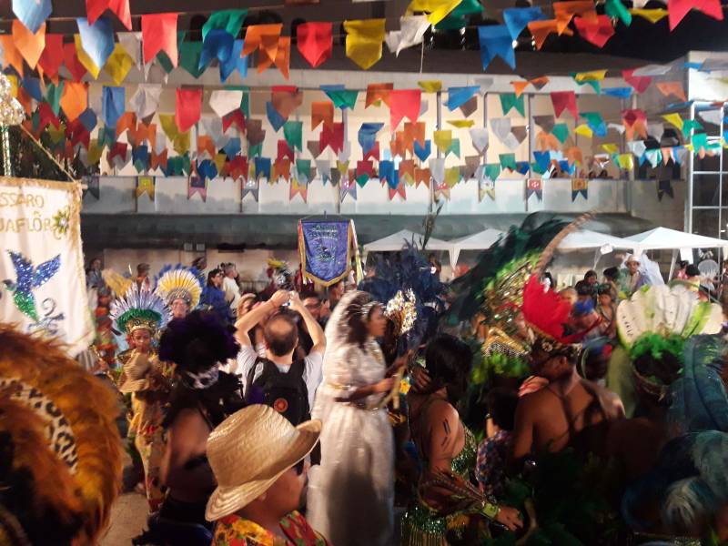 O Arraial de Todos os Santos (foto), programação junina oficial do governo do Estado, encerrou na sexta-feira (5), na Casa das Artes, com a apresentação de 16 Pássaros Juninos de Belém, Mosqueiro, Icoaraci e Outeiro. Na ocasião, dezenas de nobres, matutos, índios, feiticeiras e fadas desfilaram pela quadra da instituição e encenaram a bela história que se repete nas festas paraenses de São João há mais de 100 anos.
FOTO: ASCOM / FCP
DATA: 06.07.2018
BELÉM - PARÁ <div class='credito_fotos'>Foto: ASCOM FCP | <a href='/midias/2018/originais/2b340838-7dab-426d-8928-e0a6df55a45f.jpg' download><i class='fa-solid fa-download'></i> Download</a></div>