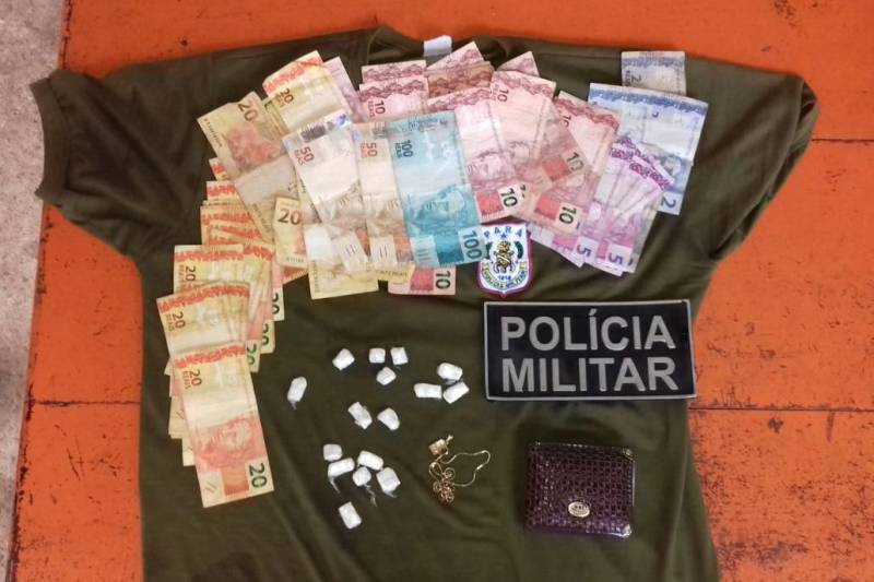 A Polícia Militar aprendeu no domingo de Carnaval (11) drogas e um celular furtado na Vila de Santa Maria do Uruará, no interior do município de Prainha, na região oeste. A ação foi conduzida pelo 18º Batalhão (BPM), sediado em Monte Alegre, e pelo 6º Posto de Policiamento Destacado do local. O trabalho realizado pelo serviço de inteligência da PM resultou na recuperação do celular e apreensão de drogas e quase R$ 900,00 em espécie. De acordo com informações do Comando de Policiamento Regional 1 (CPR 1), que atua em 13 municípios da região, a PM vem atuando em parceria com a comunidade. Na audiência pública realizada com membros do Sistema de Segurança Pública no sábado (10), representantes da comunidade mostraram preocupação com o aumento do consumo de entorpecentes entre os jovens.
FOTO: SAMUEL ALVARENGA / AG PARÁ
DATA: 12.02.2018
PRAINHA - PARÁ <div class='credito_fotos'>Foto: SAMUEL ALVARENGA/AG.PARÁ | <a href='/midias/2018/originais/2b382968-4cb4-4f63-9bc8-69467715c75e.jpg' download><i class='fa-solid fa-download'></i> Download</a></div>
