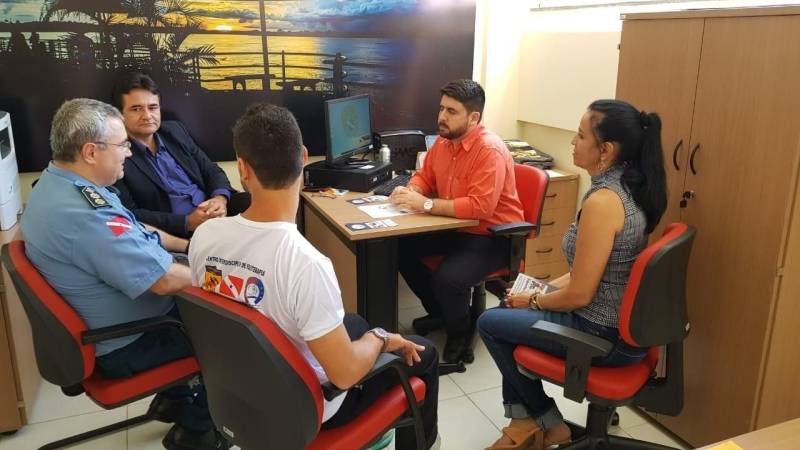 A implantação do Programa de Equoterapia em Marabá, no sudeste paraense, está avançando. Novas medidas para viabilizar o projeto foram avaliadas pelo tenente-coronel Márcio Fernandes, diretor da Unidade de Reabilitação do Centro Interdisciplinar de Equoterapia (Cieq), de Belém, o embaixador do programa, Bruno Lins, e os coordenadores do Centro do Regional de Governo do Sudeste do Pará, Jane Dailha e Caetano Reis, além do vereador Márcio do São Félix. A reunião (foto) ocorreu durante a 11ª edição dos Jogos Paralímpicos Paraenses em Marabá, na última semana. Segundo os participantes do encontro, o momento é de buscar parceiros dispostos a consolidar o projeto. Segundo Márcio do São Félix, “estamos dando passos largos para contribuir com a implantação desse serviço em Marabá. Estamos com um grupo de trabalho da equoterapia vencendo essa luta diária, de tentar apoio para isso”.
FOTO: KÉLIA SANTOS / ASCOM CRGSP
DATA: 29.06.2018
MARABÁ - PARÁ <div class='credito_fotos'>Foto: KÉLIA SANTOS / ASCOM CRGSP | <a href='/midias/2018/originais/2b3b25e9-7b7e-4f81-8041-1aada9ead62c.jpg' download><i class='fa-solid fa-download'></i> Download</a></div>