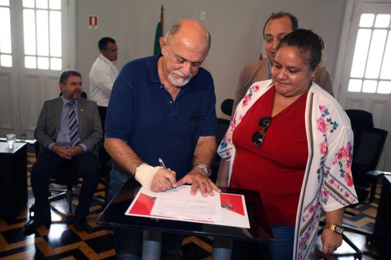 Quase R$ 2 milhões em equipamentos para o combate a malária no Pará foram distribuídos, nesta quarta-feira (7), em cerimônia no Palácio do Governo, em Belém. No total 38 microscópios, 21 motocicletas e 9 caminhonetes foram entregues, pelo governador Simão Jatene, a representantes de 11 municípios beneficiados, de diferentes regiões do Pará. Na ocasião, o governo também homenageou servidores estaduais que atuam há mais de 30 anos no combate a endemias e dedicaram anos de profissionalismo, compromisso e responsabilidade com o trabalho na Vigilância em Saúde Pública do Estado do Pará.
FOTO: ANTÔNIO SILVA / AG. PARÁ
DATA: 07.03.2018
BELÉM - PARÁ
<div class='credito_fotos'>Foto: Antônio Silva/Ag. Pará | <a href='/midias/2018/originais/2b41a6af-75ea-464a-b876-1b8e49fa2627.jpg' download><i class='fa-solid fa-download'></i> Download</a></div>