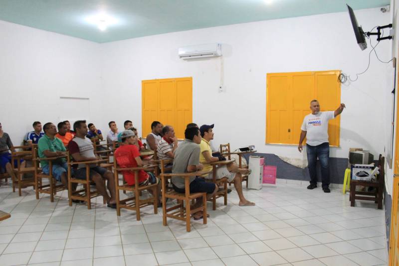 O interno Sandro Manuel, de 48 anos, vai prestar pela primeira vez vestibular para o Exame Nacional do Ensino Médio (Enem) para Pessoas Privadas de Liberdade (PPL). Foi dentro do Centro de Recuperação Agrícola Silvio Hall de Moura (CRASHM) que ele completou o ensino fundamental e agora finaliza o ensino médio. Para se preparar para a prova, o detento participou do “aulão” intensivo promovido na manhã desta quinta-feira (6), pela Fundação Pro Paz em parceria com a Secretaria de Educação do Pará (Seduc) e a Superintendência do Sistema Penitenciário do Estado do Pará (Susipe).

FOTO: VELOSO JÚNIOR / ASCOM SUSIPE
DATA: 07.12.2018
SANTARÉM - PARÁ <div class='credito_fotos'>Foto: Veloso Junior / Ascom Susipe   |   <a href='/midias/2018/originais/2b52241d-1408-432a-8cec-ba8b41ad2688.jpg' download><i class='fa-solid fa-download'></i> Download</a></div>