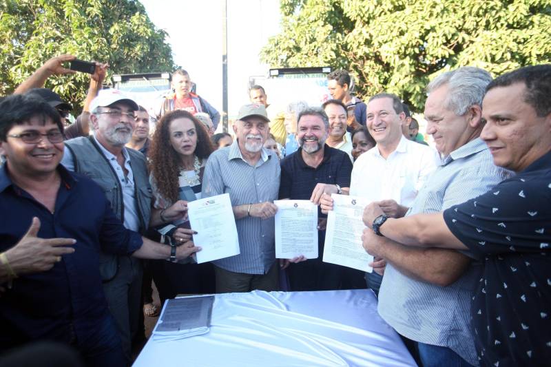 O município de Itaituba, localizado a cerca de 1,3 mil quilômetros de Belém, no sudoeste do Pará, recebeu agenda do Governo do Estado nesta terça-feira (3). O governador Simão Jatene (foto) visita uma série de obras no município, entre elas a da escola com 12 salas de aula que está sendo construída no distrito de Miritituba e do Hospital Regional Público do Tapajós. A comitiva governamental fará inspeção ainda nas obras do novo sistema de abastecimento e tratamento de água da Companhia de Saneamento do Pará (Cosanpa).
FOTO: MARCELO LELIS / AG. PARÁ
DATA: 03.07.2018
ITAITUBA - PARÁ <div class='credito_fotos'>Foto: Marcelo Lelis / Ag. Pará | <a href='/midias/2018/originais/2b60339a-2c55-4f1f-b824-f82cda8723b8.jpg' download><i class='fa-solid fa-download'></i> Download</a></div>