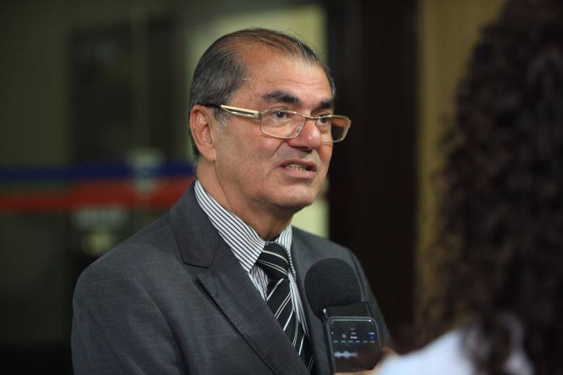 “Hoje finalizamos todas as etapas do concurso público, mas começamos uma outra, que é o trabalho efetivo dos novos policiais que irão reforçar a segurança pública em todo o Estado”, destacou o delegado geral da Polícia Civil, Rilmar Firmino, durante a posse dos 141 novos integrantes da corporação aprovados para o cargo de delegado. A cerimônia ocorreu na noite desta terça-feira (27), no auditório A da Delegacia-Geral, em Belém, e contou com a presença do governador Simão Jatene. O governador parabenizou a todos pela aprovação e pela escolha de um cargo público tão importante que é o de proteger a população. “Vocês não estão sozinhos. A responsabilidade é grande e os desafios são maiores ainda, mas estamos trabalhando para que, juntos, possamos fazer uma polícia melhor e assim prestar um melhor serviço à população”, disse Simão Jatene. Na foto, o secretário estadual de Segurança Pública e Defesa Social, Luiz Fernandes.
FOTO: MÁCIO FERREIRA / AG. PARÁ
DATA: 27.03.2018
BELÉM - PARÁ <div class='credito_fotos'>Foto: MÁCIO FERREIRA/ AG. PARÁ | <a href='/midias/2018/originais/2b65a2c9-fca0-4e85-a980-045d55200a7b.jpg' download><i class='fa-solid fa-download'></i> Download</a></div>