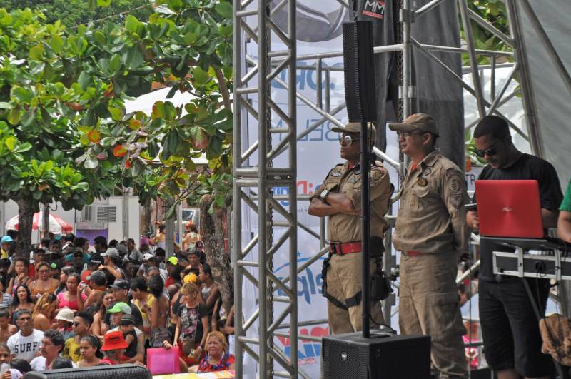 Quarenta e um municípios e 56 balneários receberam o efetivo do Corpo de Bombeiros Militar do Pará (CBMPA) no feriado prolongado. Mais de 400 militares estiveram trabalhando para manter a segurança durante a “Operação Semana Santa”, oferecendo ao público atendimentos básicos, serviços de prevenção balneária (guarda-vidas e operação nas rodovias), atendimento pré-hospitalar, serviços de resgate e combate a incêndio. A corporação registrou baixo fluxo de banhistas neste domingo de Páscoa nas praias da Ilha de Mosqueiro. A praia do Paraíso, que costuma receber um público familiar, teve uma movimentação tranquila. “Não houve nenhuma ocorrência, somente orientações aos banhistas”, explicou o sargento Lobo, que estava coordenando a equipe de guarda-vidas no local. Na foto, movimentação de banhistas em Outeiro.
FOTO: ASCOM / CBMPA
DATA: 01.04.2018
OUTREIRO - PARÁ <div class='credito_fotos'>Foto: Ascom CBMPA | <a href='/midias/2018/originais/2b6929b7-d092-41d4-b50d-2703a2215c03.jpg' download><i class='fa-solid fa-download'></i> Download</a></div>