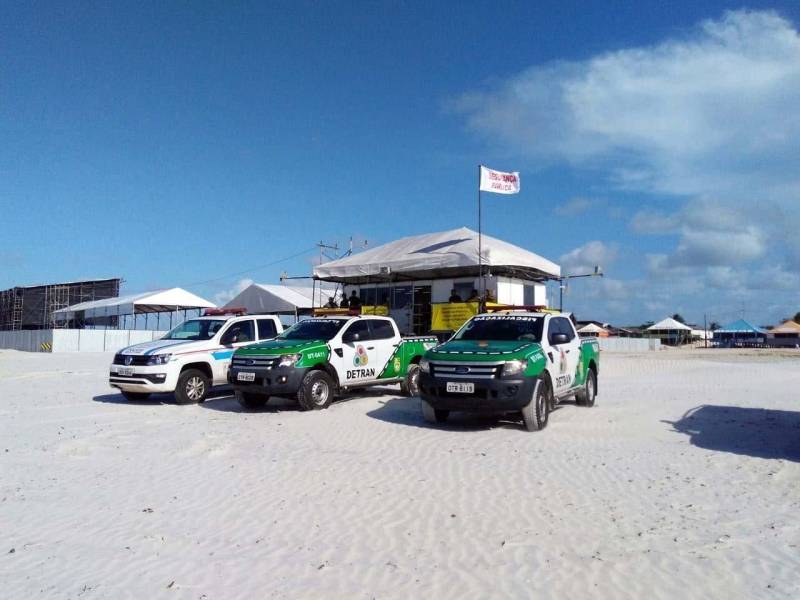 Para oferecer mais segurança e funcionar como uma pequena delegacia na praia em Salinópolis e Mosqueiro, a Secretaria de Estado de Segurança Pública e Defesa Social (Segup) inaugurou neste sábado (30) três Centros de Comando Integrado. Os centros em Salinas estão localizados na Orla do Maçarico e na praia do Atalaia (foto) e, de acordo com o Cel André Cunha, secretário adjunto de Gestão Operacional, servirão para proporcionar uma temporada mais segura para quem for até um dos pontos mais frequentados por veranistas durante o mês de julho. Durante todo o sábado, agentes do Corpo de Bombeiros, Defesa Civil, Departamento de Trânsito do Estado (Detran), polícias Civil e Militar, sob a coordenação da Segup, receberam treinamentos para atuar nos centros de comando, que funcionarão 24h, servindo como uma mini-delegacia na praia.
FOTO: ASCOM / SEGUP
DATA: 30.06.2018
ATALAIA - PARÁ <div class='credito_fotos'>Foto: Ascom Segup | <a href='/midias/2018/originais/2b69bf2a-4d2d-48bd-b40e-cf2a32f0443d.jpg' download><i class='fa-solid fa-download'></i> Download</a></div>