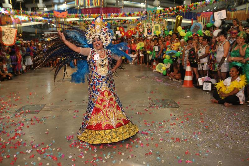 Mais de quatro mil idosos caíram na folia na tarde desta quarta-feira (7), durante o 18° Baile Carnavalesco da Melhor Idade, do projeto Vida Ativa, executado pela Secretaria de estado de Esporte e Lazer (Seel). Uma das grandes atrações foi o concurso que escolheu a “Rainha das Rainhas” da terceira idade, título que este ano ficou com a candidata Lindaura Cardoso, de 63 anos.
FOTO: CARLOS SODRÉ / AG. PARÁ
DATA: 07.02.2018
BELÉM - PARÁ <div class='credito_fotos'>Foto: CARLOS SODRÉ / AG. PARÁ | <a href='/midias/2018/originais/2b6fbd70-b7ab-43f3-a65c-4a09a55f204e.jpg' download><i class='fa-solid fa-download'></i> Download</a></div>