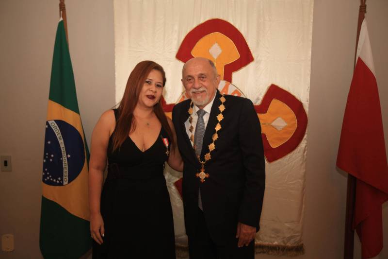 O Governo do Estado do Pará concedeu hoje 230 comendas do Mérito Grão-Pará (foto), a mais alta do Estado, a autoridades e servidores que se destacaram nos últimos oito anos de serviços prestados à população. “O ciclo que encerramos hoje não encerra nossa missão de servir ao público, porque uma vez servidores públicos, trabalhando em benefício da população, nunca mais deixamos de sê-lo, pois essa missão fica gravada em nossos corações”, disse o governador Simão Jatene aos agraciados. O governador entregou, pessoalmente, uma a uma as condecorações.  Das 230 medalhas, 14 foram no grau de Grande Oficial, 60 no grau de Comendador, 8 no grau de Oficial e 11 no grau de Cavaleiro aos servidores civis. Entre os militares, 4 receberam no grau de Comendador, 38 de Oficial e 109 no grau de Cavaleiro.

FOTO: CRISTINO MARTINS / AG. PARÁ
DATA: 31.12.2018
BELÉM - PARÁ <div class='credito_fotos'>Foto: Cristino Martins/Ag. Pará   |   <a href='/midias/2018/originais/2b79686f-faef-4df7-ac7e-fe2a32c67f3e.jpg' download><i class='fa-solid fa-download'></i> Download</a></div>