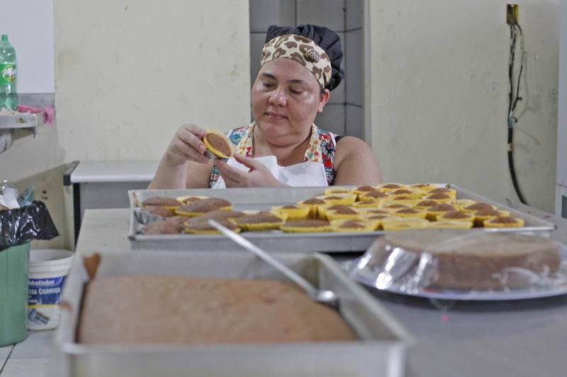 Quinze Internas custodiadas no Centro de Recuperação Feminino (CRF), localizado em Ananindeua (Região Metropolitana de Belém), participaram do curso “Preparo de Bolos Tradicionais”. Ediana Souza, 39 anos (foto), que já havia participado do curso de Panificação, se destacou no preparo de bolos. Ela disse que pretende se especializar e trabalhar como cake design (decoradora de bolos).

FOTO: AKIRA ONUMA / ASCOM SUSIPE
DATA: 29.11.2018
ANANINDEUA - PARÁ <div class='credito_fotos'>Foto: Akira Onuma / Ascom Susipe   |   <a href='/midias/2018/originais/2b7edfbd-3de3-4995-9eff-895a296a32c8.jpg' download><i class='fa-solid fa-download'></i> Download</a></div>