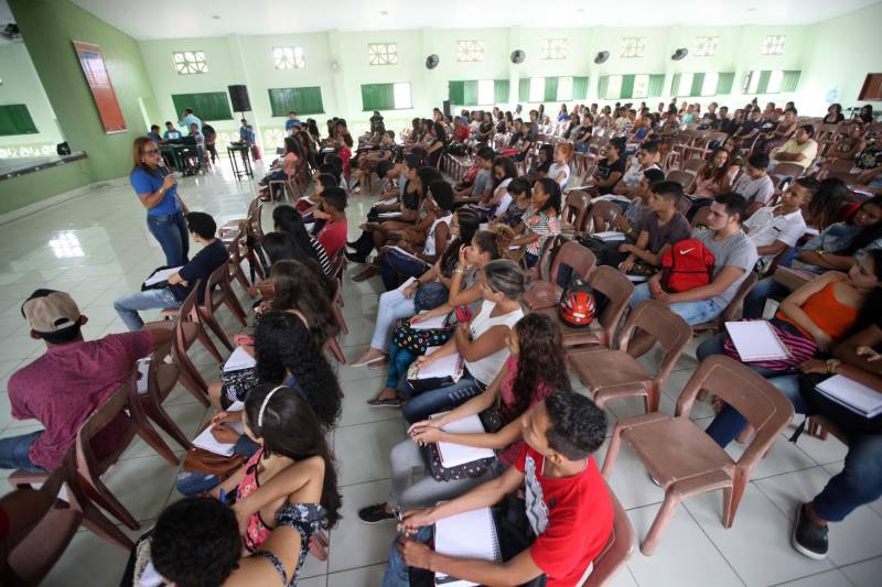 A estudante de escola pública Maria Silva, 16 anos sonha em cursar medicina na universidade e para isso abriu mão de tudo para se preparar para o Enem. Moradora do Bairro de Acarajó, ela soube do aulão do Pro Paz Enem nesta manha de sábado(7) em Bragança e decidiu ir aos estudos. “ Desde o início do ano estou me preparando e estudo de noite e de dia. Estou confiante. Quero aprender um pouco mais e levar conhecimento para me ajudar na preparação do Enem. Esta é uma boa oportunidade que está sendo oferecida para a gente”, comentou. Ela e mais cerca de 300 alunos participaram do aulão do Pro Paz Enem em Bragança nesse sábado(7). A aula marca o início de uma caravana de aulões pelo interior do estado, que deve passar por mais de 18 municípios. Além da capital e Bragança, Benevides, Castanhal, São Francisco, Ananindeua, Breves, Paragominas, Soure, Santarém, Marabá, Abaetetuba, Santa Izabel, Curuçá, Tucuruí, São Miguel do Guamá, Moju, Rondon do Pará, Parauapebas e Viseu vão receber aulões como esse ao longo do ano, complementando a formação dos estudantes.
FOTO: THIAGO GOMES / AG. PARÁ
DATA: 07.04.2018
BRAGANÇA - PARÁ <div class='credito_fotos'>Foto: Thiago Gomes /Ag. Pará | <a href='/midias/2018/originais/2b808bd1-b481-473b-b76c-3de69a95c108.jpg' download><i class='fa-solid fa-download'></i> Download</a></div>