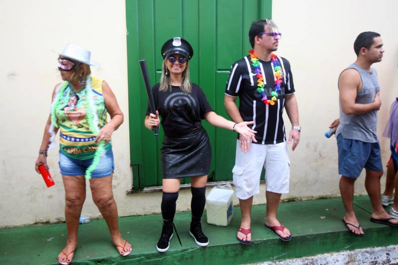 O professor Júlio Leal Gomes é natural de Vigia de Nazaré, no nordeste paraense, terra conhecida pela hospitalidade, principalmente em época festiva. Mantendo a tradição, no Carnaval Júlio e seus irmãos abrem a casa da família para amigos e outros parentes. Neste ano, o imóvel de quatro cômodos abrigou mais de 50 pessoas. Vigia tem um dos maiores e mais tradicionais carnavais do Pará. Nesta época do ano, a população do município, de 51.173 habitantes (Censo/IBGE), triplica com a chegada de brincantes oriundos de todo o Brasil, e os vigienses – igual coração de mãe - acolhem essa multidão. A estimativa é a cidade receber mais de 300 mil pessoas neste Carnaval.
FOTO: IGOR BRANDÃO / AG PARÁ
DATA: 13.02.2018
VIGIA - PARÁ <div class='credito_fotos'>Foto: IGOR BRANDÃO / AG. PARÁ | <a href='/midias/2018/originais/2b8a4d1b-22bf-421d-af1a-08a36d15bedc.jpg' download><i class='fa-solid fa-download'></i> Download</a></div>