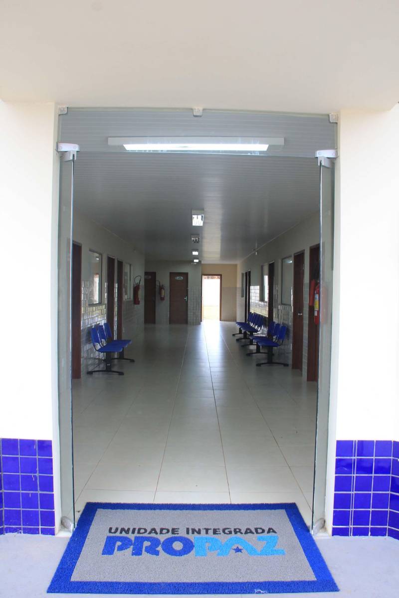 O município de Sapucaia recebeu nesta quarta-feira, 5, uma Unidade Integrada Pro Paz (UIPP, na foto). Um investimento do Governo do Estado de R$ 1.134.131,00. Segundo o Secretário de Estado de Segurança Pública, Luiz Fernandes, afirma que já mais de 80 novas UIPP’s no Pará, com as reformadas e reestruturadas esse número chega a 120 unidades. O titular da SEGUP destaca que o mais importante não é a estrutura física, mas o conceito empregado. De Sapucaia, a comitiva foi para Redenção onde inaugurou o 7º Batalhão de Polícia Militar, uma obra orçada em R$ 2.808.000,00. Atualmente o BPM conta com 145 policiais, 6 viaturas incluindo a Patrulha Rural e 12 motocicletas. O Comandante do Batalhão, o Major José Ricardo Chaves, informou que a maior ocorrência no município são roubos de motos, mas pontuou que a maior parte dos veículos é encontrada pela PM na cidade e cidades vizinhas.

FOTO: RODOLFO OLIVEIRA / AG PARÁ
DATA: 05.12.2018
SAPUCAIA - PARÁ <div class='credito_fotos'>Foto: Rodolfo Oliveira/Ag. Pará   |   <a href='/midias/2018/originais/2b95457c-46f9-487c-964d-c51e42ec4acd.jpg' download><i class='fa-solid fa-download'></i> Download</a></div>