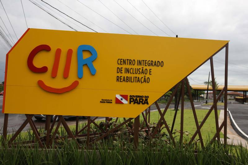 Um espaço moderno, com atendimento de alta qualidade. Assim é o Centro Integrado de Inclusão e Reabilitação (CIIR), inaugurado pelo Governo do Estado na tarde desta quarta-feira (30). O centro integra vários serviços em um único local. Da assistência médica, odontológica, passando pela reabilitação, capacitação, oficinas para produção de próteses e serviço de apoio e diagnósticos em crianças, jovens e adultos com deficiência no Estado do Pará. Localizado na rodovia Arthur Bernardes, em Belém, às margens da Baía do Guajará, o Centro Integrado é o primeiro na região Norte e fica em uma área total de mais de 40 mil metros quadrados. A obra foi iniciada em março de 2014 e está orçada em mais de R$ 32 milhões, recursos do tesouro estadual. O CIIR faz parte das ações previstas pelo Governo do Estado ampliando os serviços já oferecidos pela Secretaria de Estado de Saúde Pública (Sespa). 

FOTO: ANTÔNIO SILVA / AG. PARÁ 
DATA: 23.05.2018 
BELÉM - PARÁ <div class='credito_fotos'>Foto: Antônio Silva/Ag. Pará   |   <a href='/midias/2018/originais/2b959fe3-a222-467b-8590-0184981027ab.jpg' download><i class='fa-solid fa-download'></i> Download</a></div>