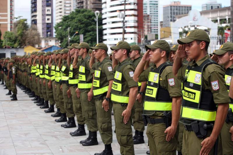 Cerca de 2 mil alunos do curso de formação de praças da Polícia Militar cumprem neste sábado (12) uma etapa importante da preparação: eles saem pela primeira vez às ruas, no estágio supervisionado, para vivenciar situações reais da carreira e, ao mesmo tempo, reforçar o policiamento ostensivo. Em Belém, cerca de 500 homens e mulheres se concentraram na Praça Santuário, em frente à Basílica de Nazaré, e saíram, em seguida, para diversos pontos da capital. A ação faz parte do pacote de medidas de combate à criminalidade e reforço da segurança pública anunciado pelo Governo do Estado.
FOTO: SIDNEY OLIVEIRA / AG. PARÁ
DATA: 12.05.2018
BELÉM - PARÁ <div class='credito_fotos'>Foto: Sidney Oliveira/Ag. Pará | <a href='/midias/2018/originais/2bb27c1c-34de-409c-9672-5e00031c0813.jpg' download><i class='fa-solid fa-download'></i> Download</a></div>