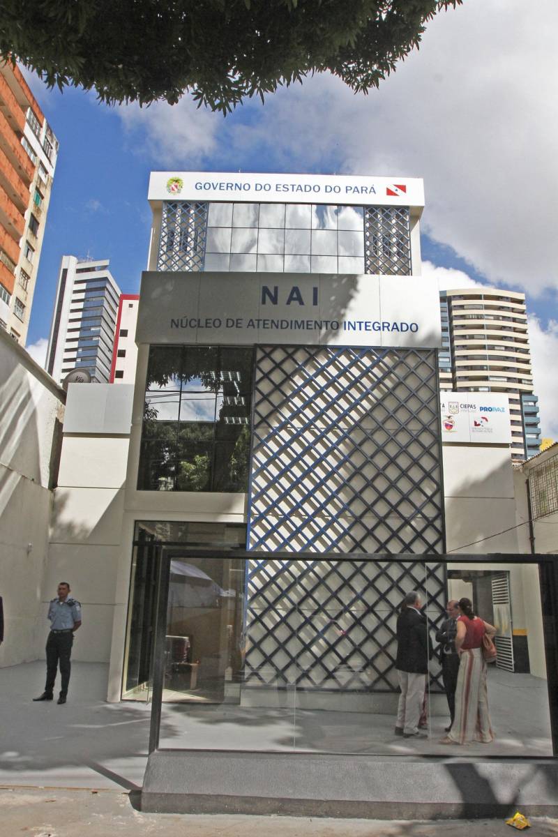 O governador Simão Jatene inaugurou nesta quinta-feira, 27, as novas instalações do Núcleo de Atendimento Integrado (NAI, na foto). Localizado na Avenida Governador José Malcher, o NAI reúne, em um só prédio, todos os órgãos que trabalham com adolescentes vulneráveis, em situação de risco social ou que cometeram infrações passíveis de punição. “Temos que punir, mas sem excluir, sem relegar a um segundo plano da sociedade e, ao mesmo tempo, sem ignorar o que esses jovens e adolescentes querem nos dizer quando cometem algum ato infracional”, disse o governador Simão Jatene durante a inauguração. O NAI é composto pela Divisão de Atendimento ao Adolescente (Data), Promotoria da Infância e Juventude do Ministério Público do Estado, Juizado da Infância e Juventude do Tribunal de Justiça do Estado, Defensoria Pública, Companhia Independente Especializada de Policiamento Assistencial da PM (Ciepas) e Fundação de Atendimento Socioeducativo do Pará (Fasepa).

FOTO: CRISTINO MARTINS / AG. PARÁ
DATA: 27.12.2018
BELÉM - PARÁ <div class='credito_fotos'>Foto: Cristino Martins/Ag. Pará   |   <a href='/midias/2018/originais/2bb81175-9913-4f26-b1cc-84279e58efe8.jpg' download><i class='fa-solid fa-download'></i> Download</a></div>