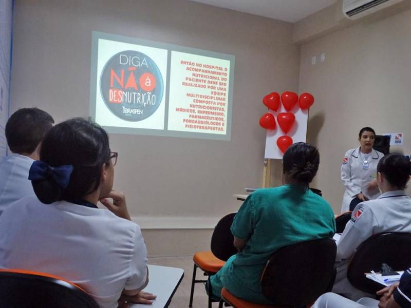 Mesmo tendo prevalência de pacientes bem nutridos, ao contrário do que é visto em internos de hospitais públicos e particulares de todo o Brasil, o Hospital Público Estadual Galileu (HPEG), em Belém, realizou nesta quarta-feira (6), o Dia D da campanha nacional “Diga Não à Desnutrição” (foto), que visa alertar sobre os altos índices de pacientes desnutridos nos hospitais e evitar que esse problema permanceça. O aumento de pacientes desnutridos após internação tem chamado atenção da Sociedade Brasileira de Nutrição Parenteral e Enteral (Braspen). Nos últimos 20 anos, a desnutrição passou de 48% para 60% do total de internados. No Galileu a ação foi voltada para alertar a equipe multidisciplinar da unidade sobre os riscos e cuidados com os pacientes. A nutricionista do Hospital, Talita Lobato, ministrou palestra para enfermeiros, técnicos de enfermagem, fisioterapeutas, psicólogos, entre outros profissionais que também fazem parte da Equipe Multidisciplinar de Terapia Nutricional (EMTN).
FOTO: ASCOM / HPEG
DATA: 06.06.2018
BELÉM - PARÁ <div class='credito_fotos'>Foto: ASCOM / HPEG | <a href='/midias/2018/originais/2bbec085-aa8a-452a-b9e7-d1f1900c7638.jpg' download><i class='fa-solid fa-download'></i> Download</a></div>