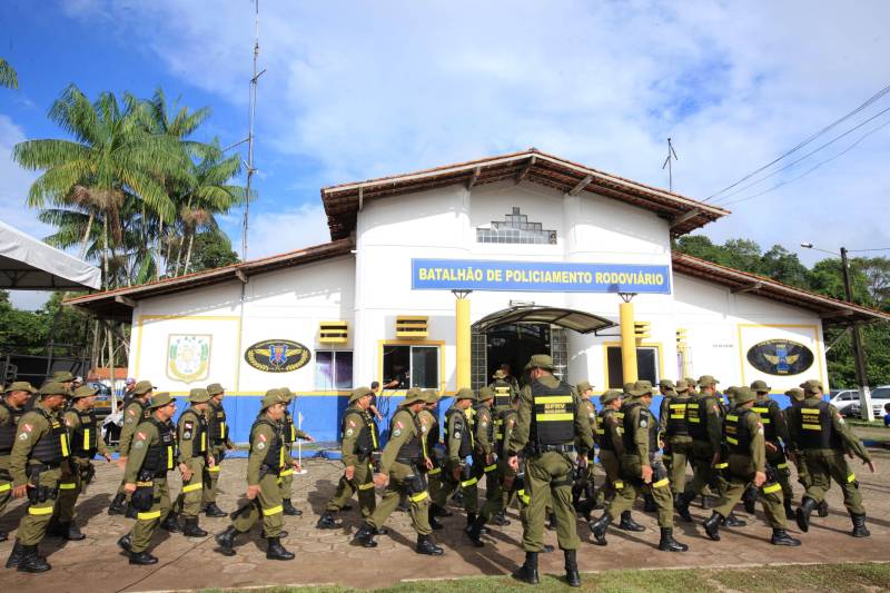 Em comemoração aos seus 43 anos, o Batalhão de Polícia Rodoviária (BPRV) inaugurou na manhã desta sexta-feira (4) o seu Canil, o primeiro setorial do Estado. O canil setorial do BPRV é um projeto operacional que visa intensificar o combate ao tráfico de drogas.
FOTO: MÁCIO FERREIRA / AG. PARÁ
DATA: 04.05.2018
MARITUBA - PARÁ <div class='credito_fotos'>Foto: MÁCIO FERREIRA/ AG. PARÁ | <a href='/midias/2018/originais/2bc008a2-5cc3-4755-92c3-b2cc0ced0bde.jpg' download><i class='fa-solid fa-download'></i> Download</a></div>